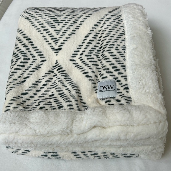 DSW Other - DSW Sherpa Geo Print Throw Blanket
